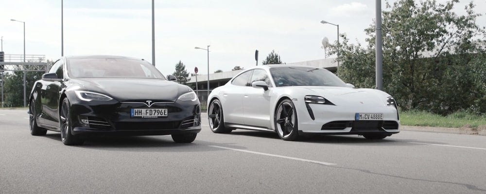 Nebeneinander Tesla Model S und Porsche Taycan turbo