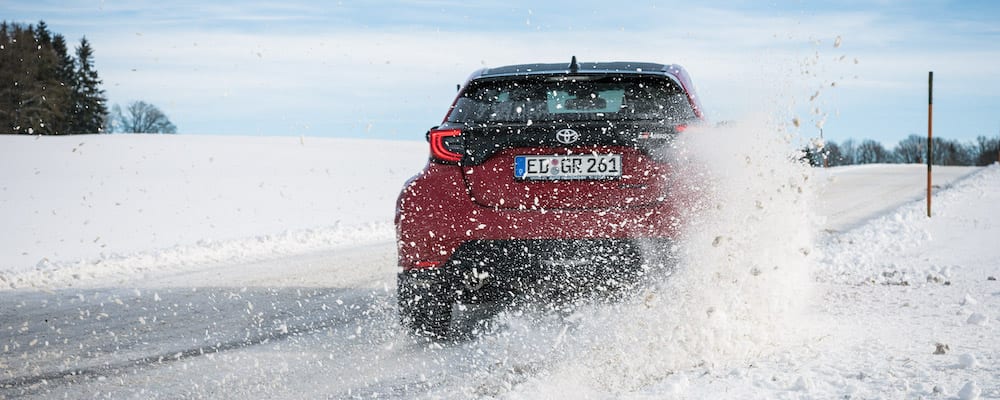 Toyota Yaris GR im Drift auf Schnee