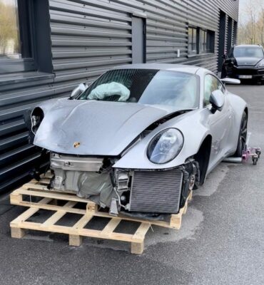 Porsche Unfallwagen silber demoliert