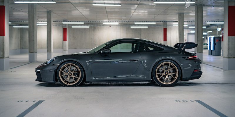 Porsch3 911 GT3 von der Seite in Garage