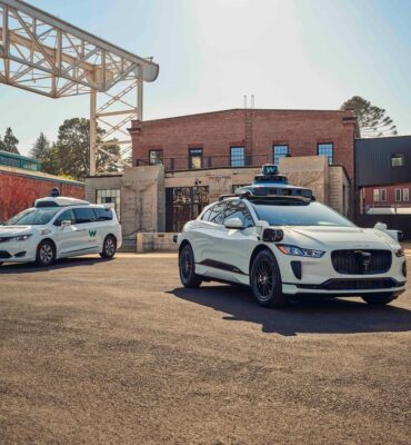 Die alte und die neue Basis von Waymos Autonomen Fahren in einem Industriegebiet. Mittlerweile wird ein Jaguar I-Pace verwendet.